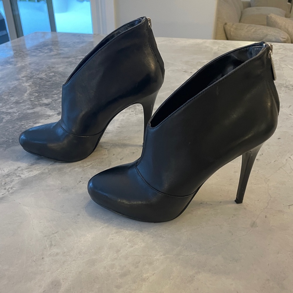 GUESS LEATHER BOOTIES